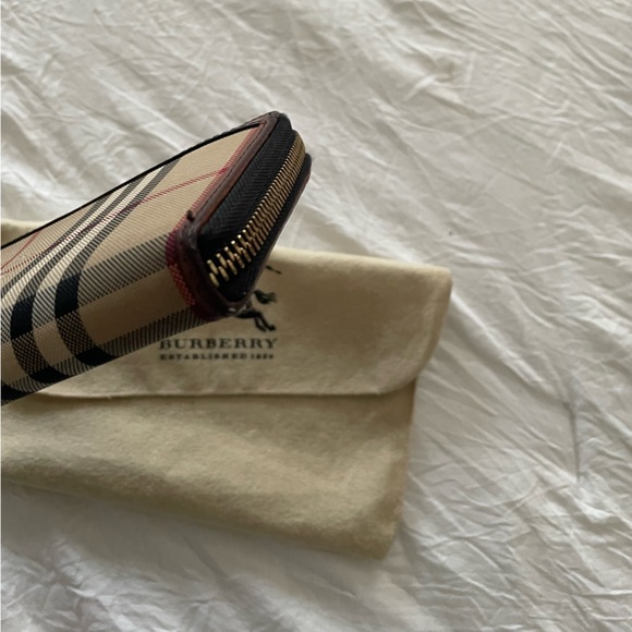 Like New! Authentic Burberry Wallet - Picture 4 of 15